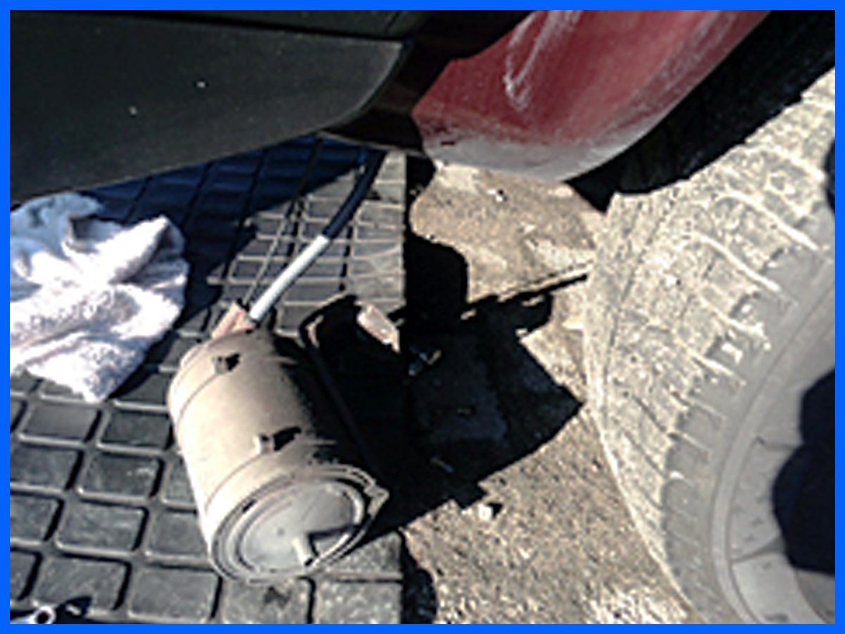 ボンネットから燃料臭…